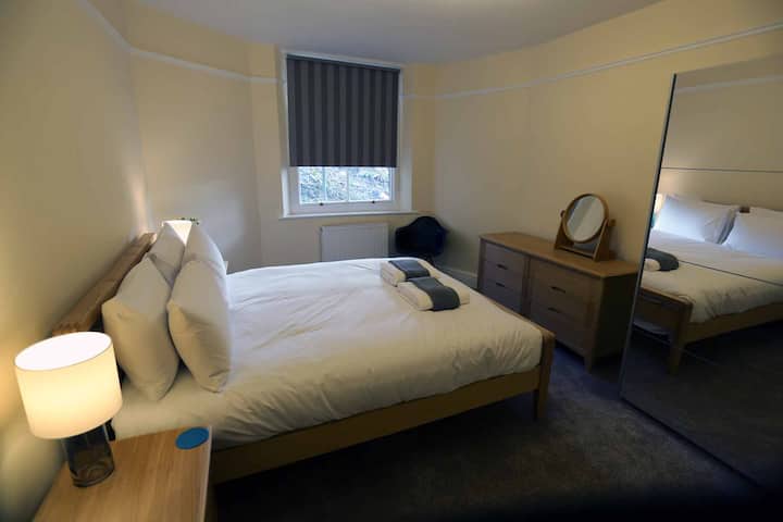Bedroom 4 _King Size with family bathroom next door