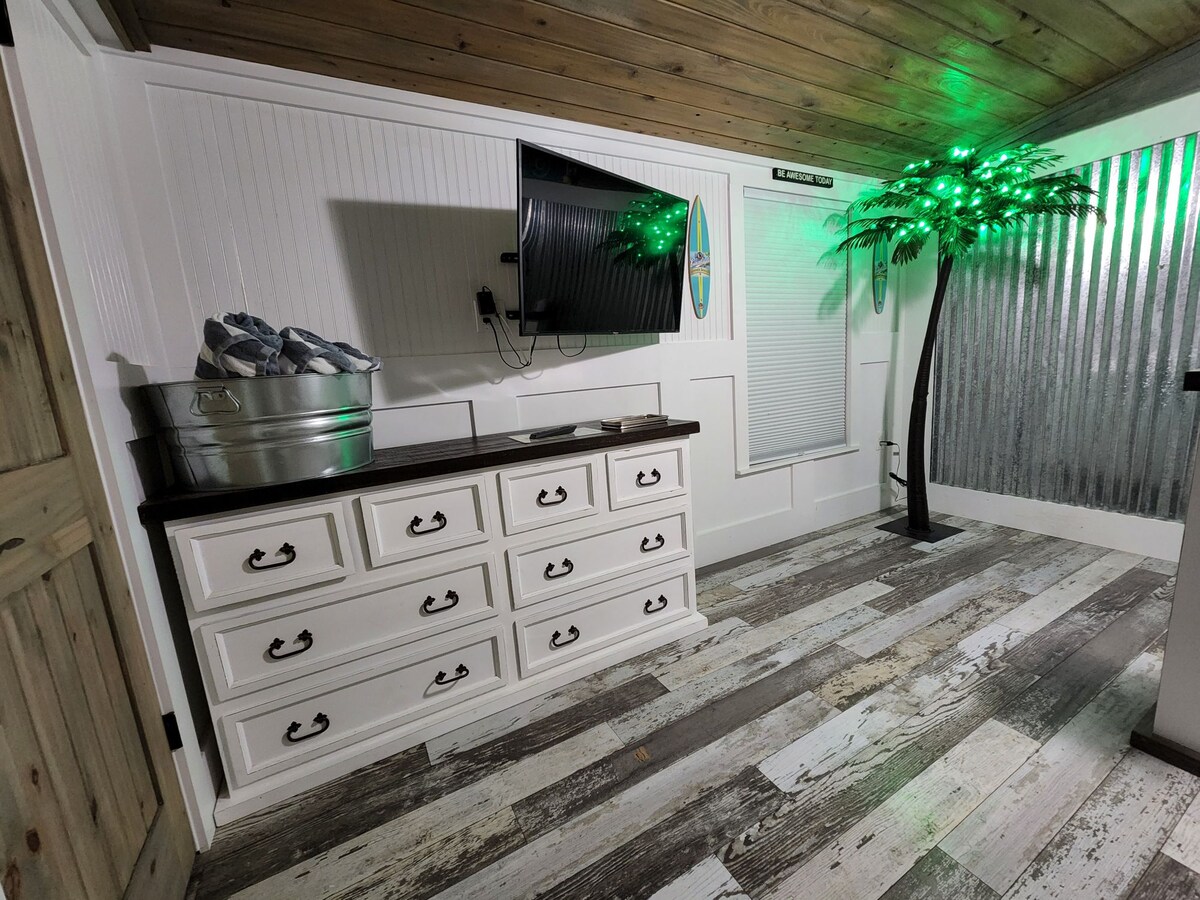 Spálňa 1 s 48-palcovou inteligentnou televíziou na plnom pohybovom držiaku, aby ste mali ľahký prístup k hernému systému. Potrebujete noc? Nebojte sa, že vás pokryjeme našou osvetlenou palmou. Masívne drevené steny a stropy v celom objekte.