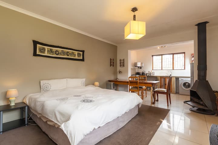 Modern Charm for Gourmets - Melville Smart Home