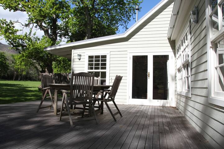 Shady Oaks Stable Cottage gallery image 3