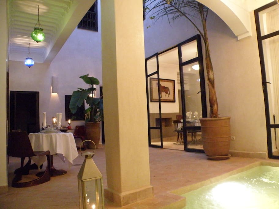 Le patio et son bassin