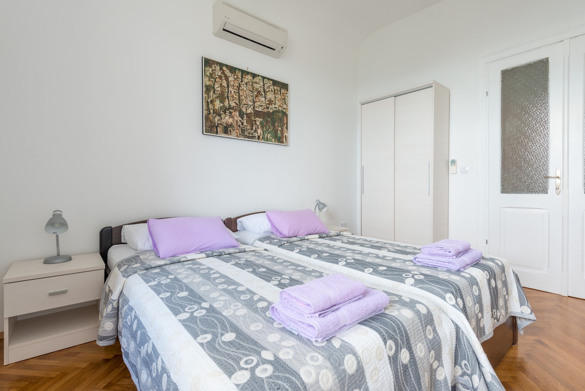 Двокреветни кревети во спална соба 2 кои може да се поместат или одделат - кажете ни кога ќе резервирате. Гардероба со висечки простор и полици.
