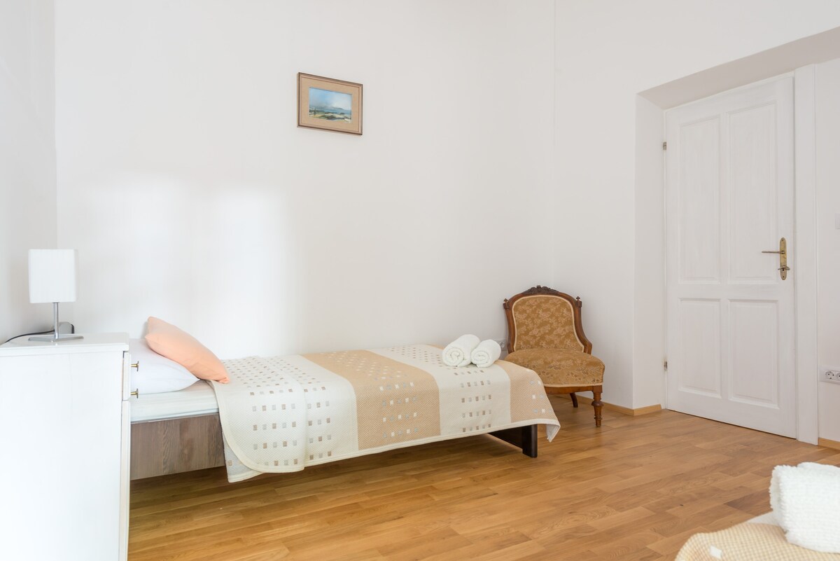 Спална соба 3 - во оваа соба има два единечни кревета