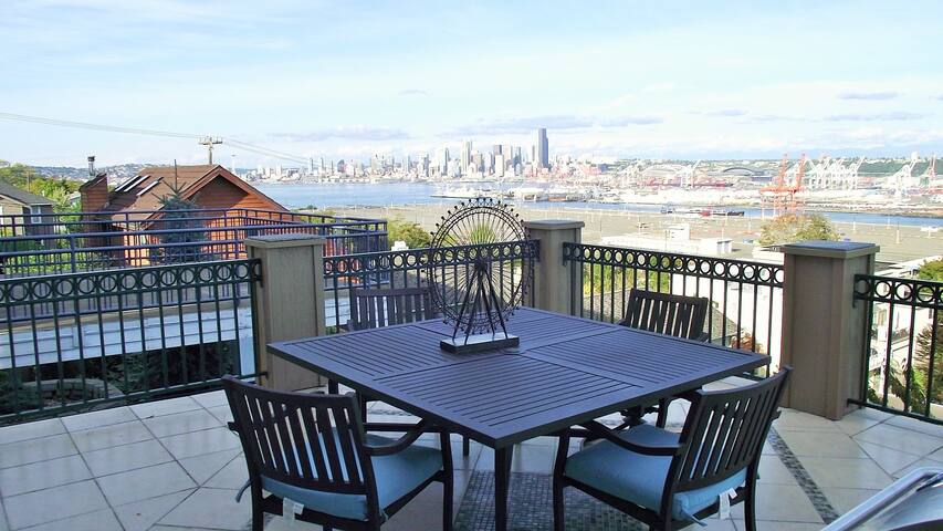 Flawless City and Mountains Views in West Seattle gallery image 3