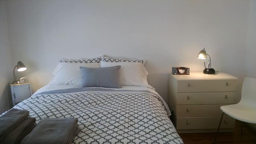 HARVARD/ MIT QUEEN BED 2ND FLOOR