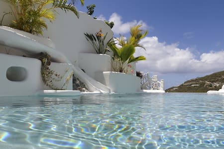 Great view w/private pool