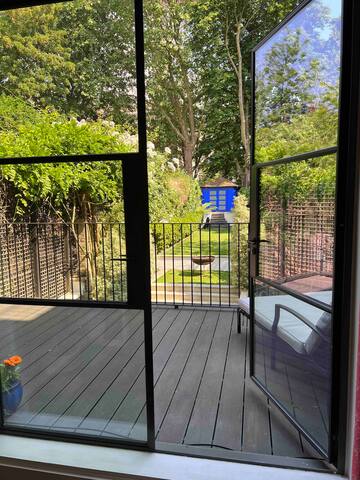 Large waterside home 15 mins from central London gallery image 3