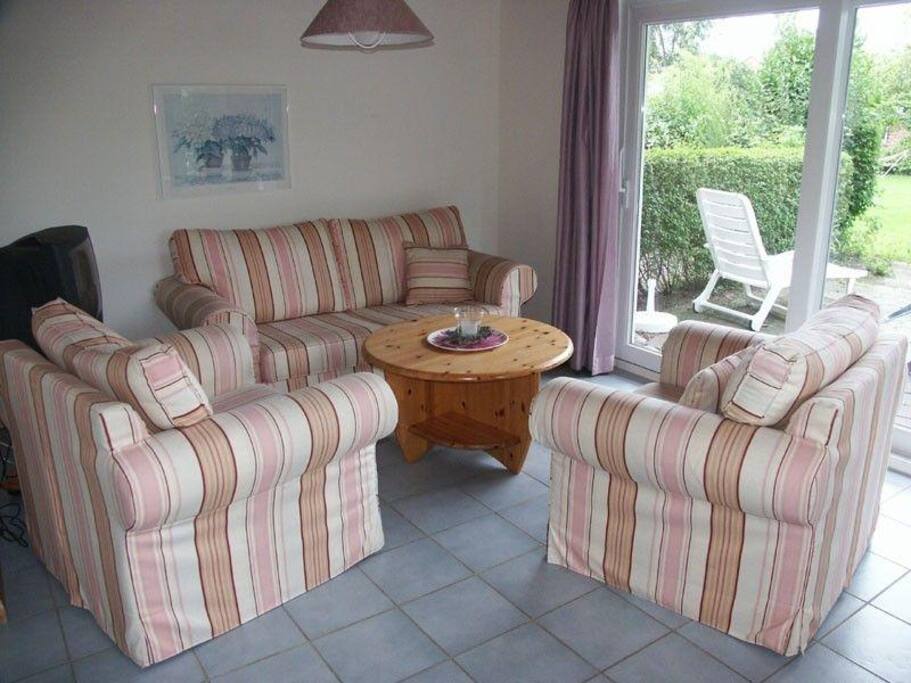 helles Wohnzimmer mit Ausgang zur eigenen Terrasse