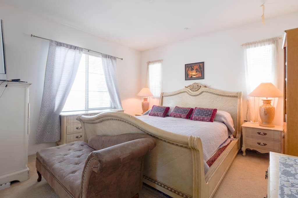 master bedroom huge size with bath tub and shower Nd awesome views