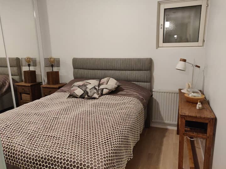 Tenganisha chumba cha kulala na mlango wa kutelezesha.
Kitanda maradufu cha sentimita-140.