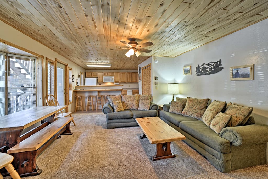This 2-bed, 2-bath unit comfortably sleeps 8 travelers.