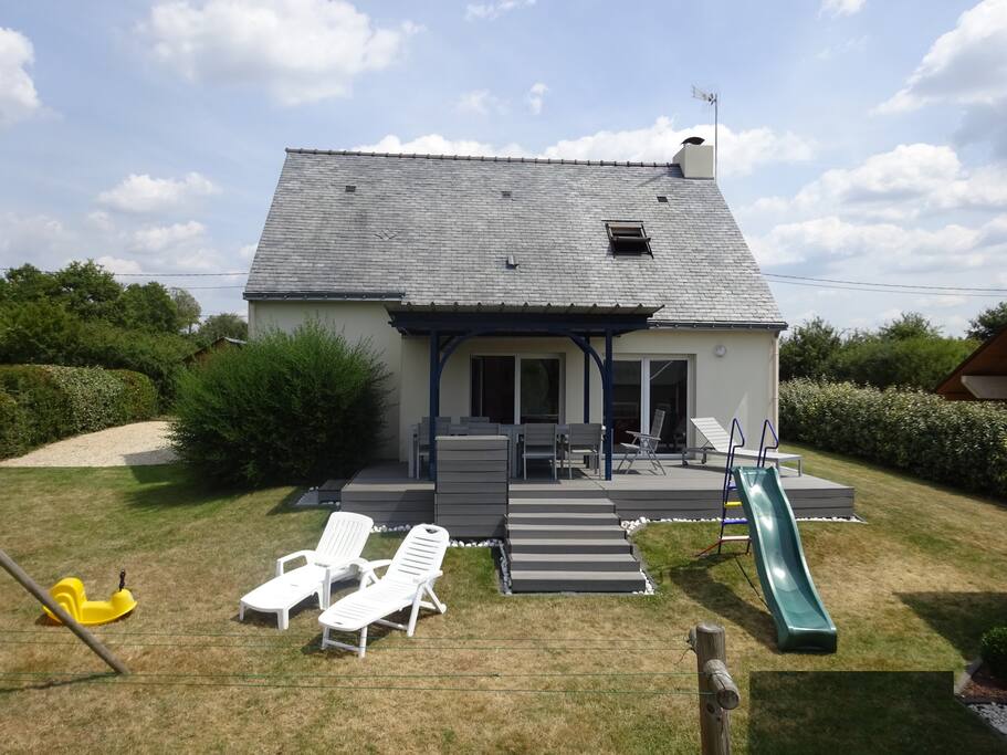 Vue arrière + jardin entièrement clos