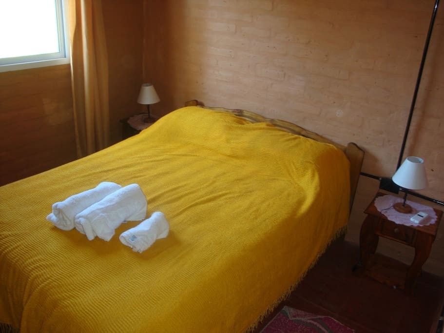 Habitación matrimonial amplia con ropero y aire acondicionado.