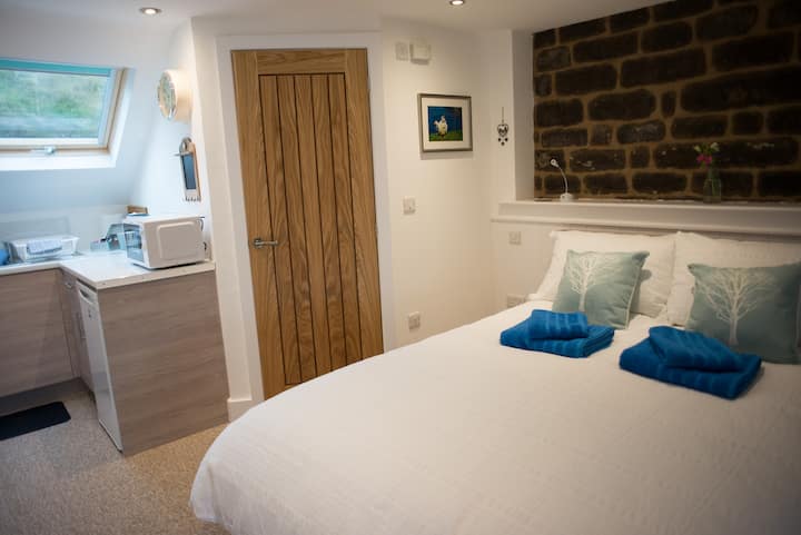 Peak District Cosy King Sized Studio With Ensuite - Longnor