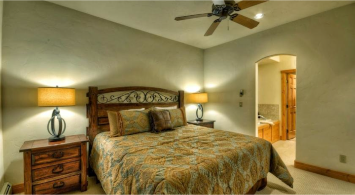 Მთავარი საძინებელი მიმაგრებული ჯაკუზითა  და სრული აბაზანით