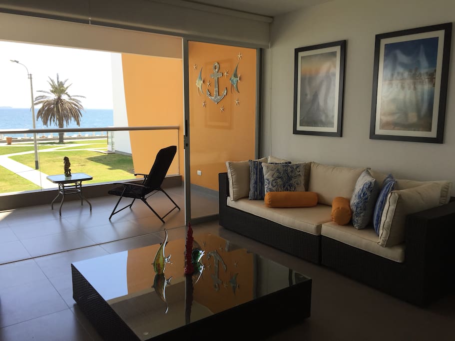 Sala con terraza con vista al mar.
