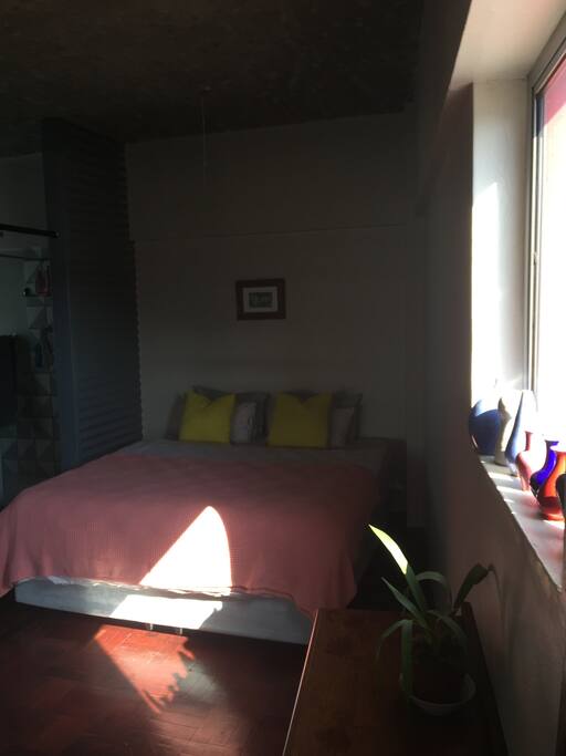 King size bed with 600tc linen