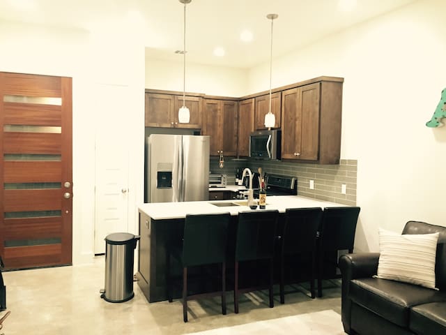Austin Getaway, Centrally Located! gallery image 2