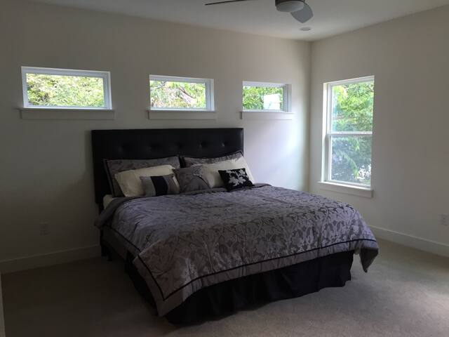 Austin Getaway, Centrally Located! gallery image 3