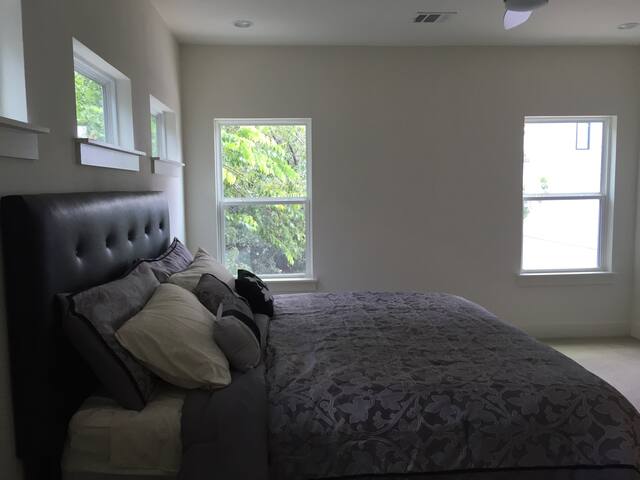 Austin Getaway, Centrally Located! gallery image 4