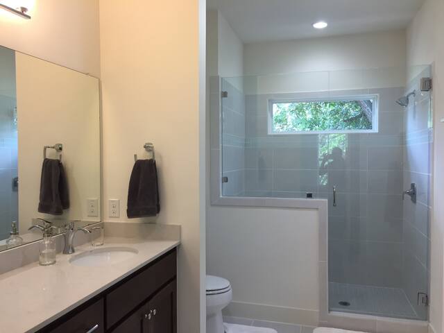 Austin Getaway, Centrally Located! gallery image 5