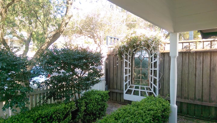 Cosy Cammeray near Crows Nest, house & garden