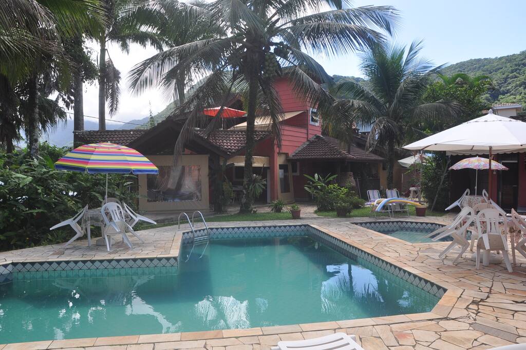 Vista da casa a parir da piscina.