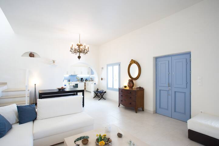 UNIQUE Caldera view villa Santorini (Firostefani) gallery image 4