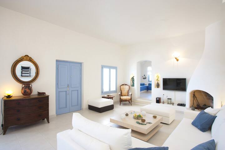 UNIQUE Caldera view villa Santorini (Firostefani) gallery image 5