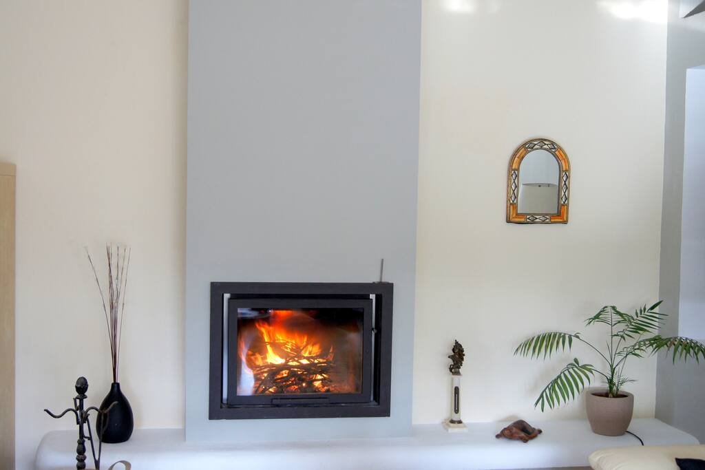 Detalle de la chimenea en el salón