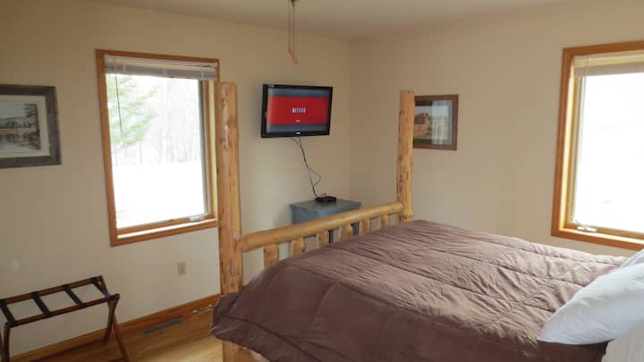 Основна спалня №1 с телевизор с плосък екран, Netflix и сателитна телевизия.