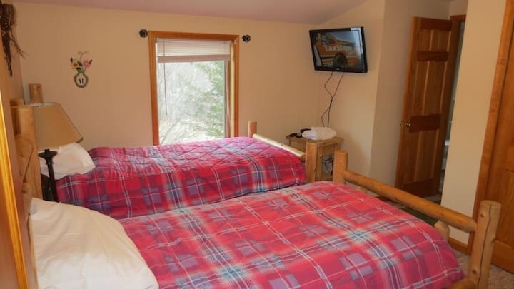 Лофт спалня №2  с две единични легла и телевизор с плосък екран, Netflix и сателитна телевизия.