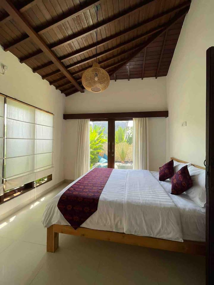 Dhomë gjumi kryesore me pamje nga pishina