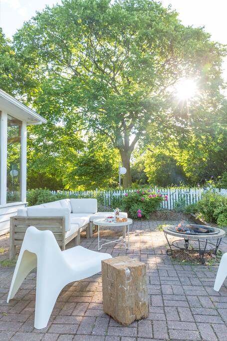 Enjoy magical mornings with your view of the forest and endless grassy fields!