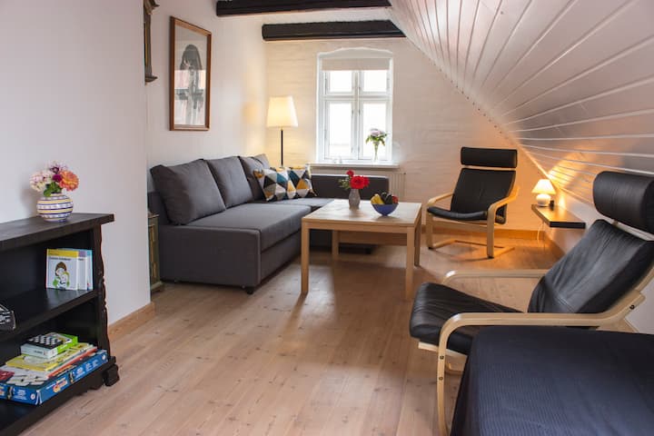 Dnevni boravak s TV-om i kaučem koji se može oboriti na veliki bračni krevet. Osim toga, u dnevnom boravku se nalazi krevet za jednu osobu.