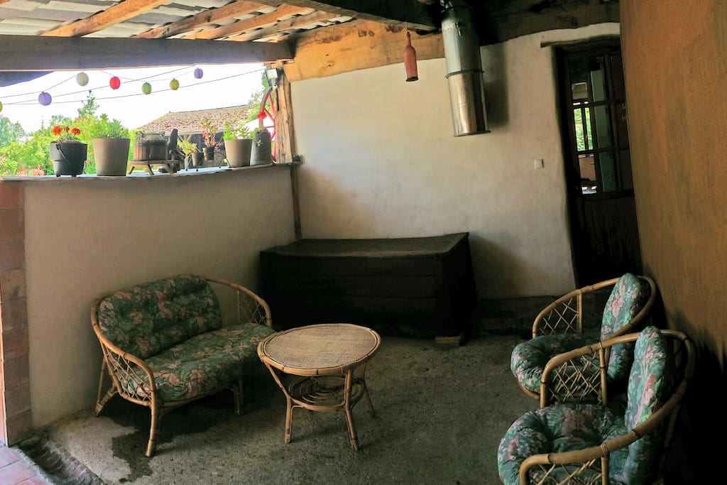 Le patio couvert avec l'entrée sur la cuisine