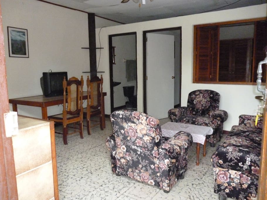Apartamento con una recamara, baño privado, cocina, sala y comedor