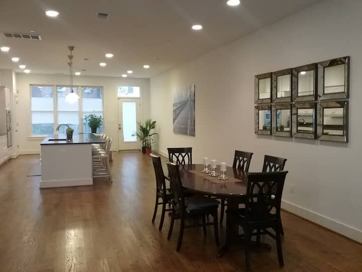 Spacious DC Living 5 bd/4.5 ba