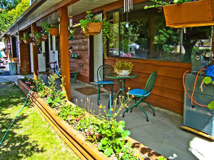 Sunny Summerland Suite in Okanagan