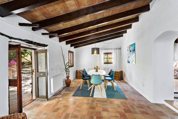 7 bedrooms, 5 bathrooms, 2 pools, tennis court gallery image 2