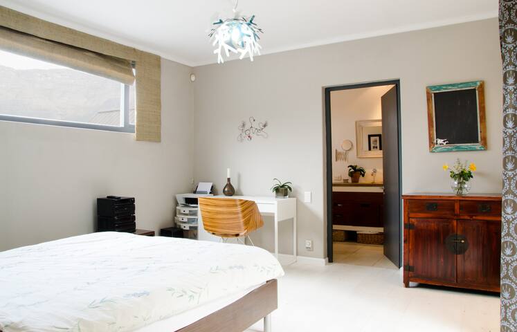 Entire Cape Town House with Table Mountain views gallery image 3