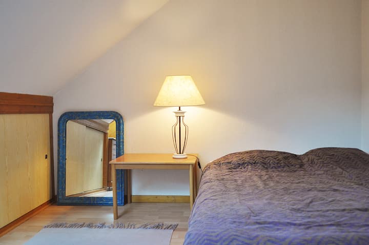 1 dhomë gjumi me 9m2 me krevat dopio (140x190cm).