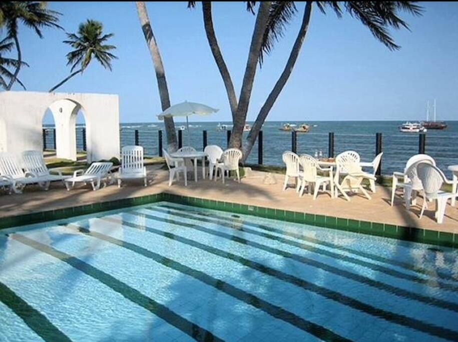 piscina a beira mar
