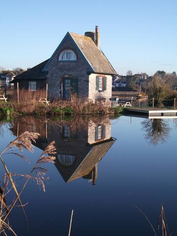 Old Lock Keepers Cottage Houses For Rent In Exeter England