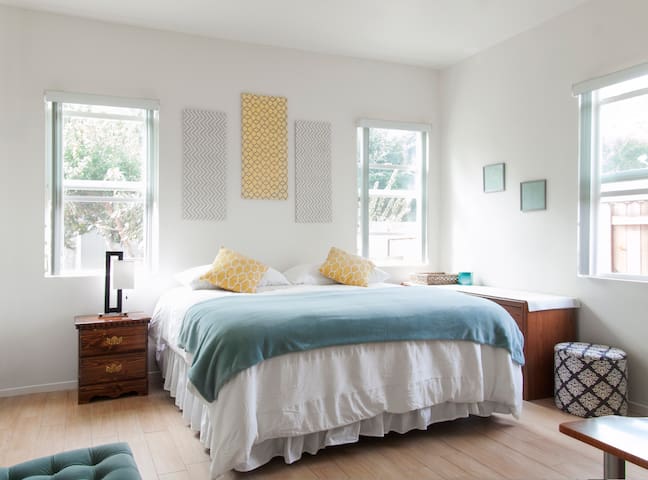 Bright & Airy Mesa Beach Guesthouse