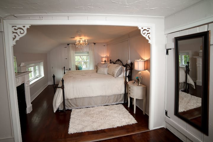 Кристален полилей, уютна камина, телевизор с плосък екран и луксозно спално бельо.
