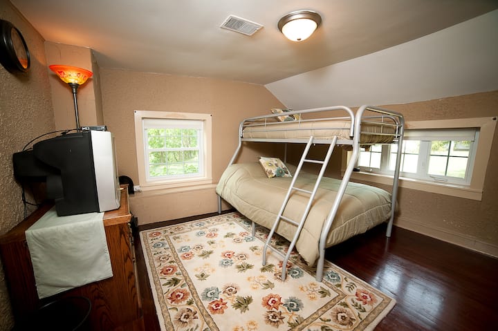 Двуетажно легло с 2 отделни легла във втора спалня с 3 легла.  Сателитна телевизия/DVD/VcR комбо.
