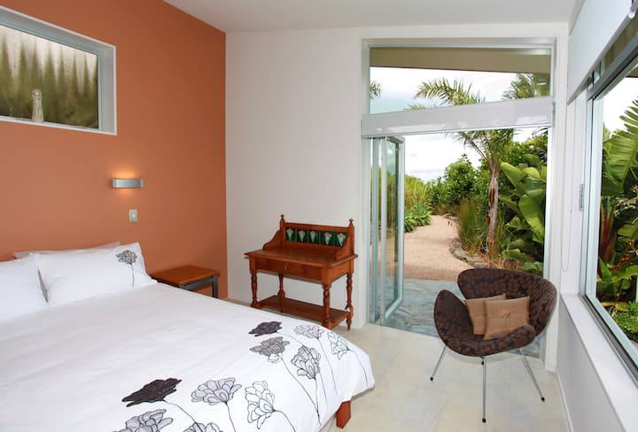 2. spavaća soba s bračnim krevetom i spojenim apartmanom te pogledom na more  i selo.