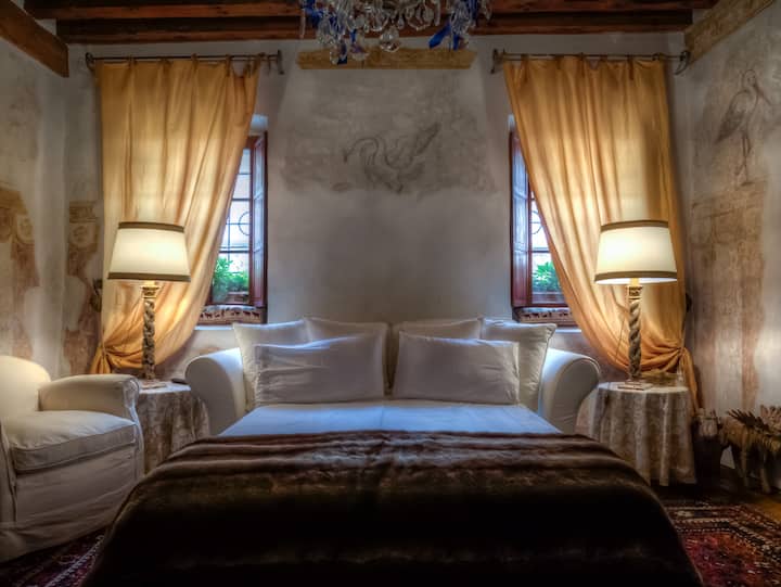 Მეხუთე საძინებელი ორადგილიანი გასაშლელი დივნით.