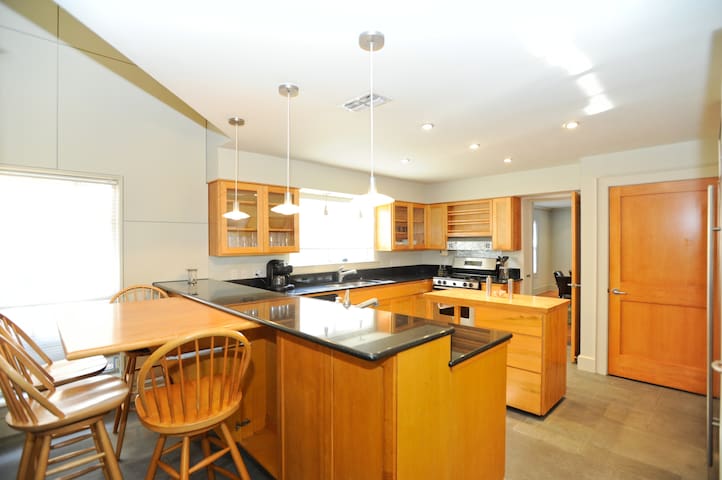 Walk to ACL Fest – Central Austin Gem sleeps 8-10 gallery image 5